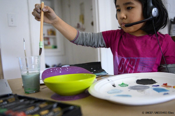 ニューヨークの自宅で、遠隔による「放課後学校」の美術教室に参加する9歳のヨランダさん。(米国、2020年4月撮影) © UNICEF_UNI320492_Elias