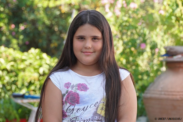 レスボス島に住む8歳のディミトラさん。健康のため、良質な食事と運動を意識して生活している。 (ギリシャ、2020年7月29日撮影) © UNICEF_UNI360385_