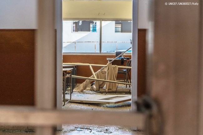 爆発の被害を受けた公立学校の教室。(2020年8月17日撮影) © UNICEF_UNI360027_Kelly