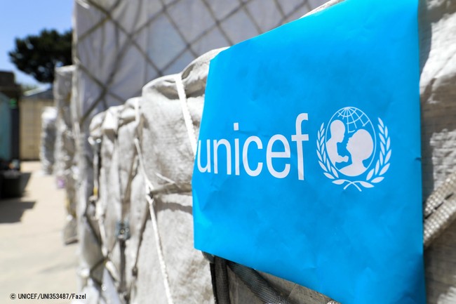 カブールに届いたガウンや酸素濃縮器などの医療物資。(アフガニスタン、2020年7月撮影) © UNICEF_UNI353487_Fazel