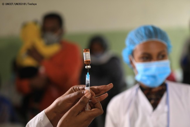 エチオピアで始まった1,400万人を対象とする、はしかの予防接種キャンペーンの様子。(エチオピア、2020年7月撮影) © UNICEF_UNI353181_Tesfaye