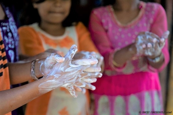 コックスバザールのロヒンギャ難民キャンプで手を洗う子どもたち。石けんを使って正しく手を洗うことは感染予防策のひとつです。(バングラデシュ、2020年3月撮影)© UNICEF_UNI360605_Lateef