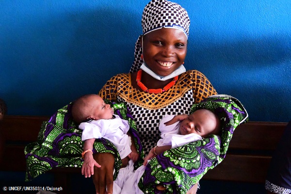 保健センターで生後1週間の双子の赤ちゃんを抱くアリスさん。(コートジボワール、2020年5月撮影) (c) UNICEF_UNI350314_Dejongh
