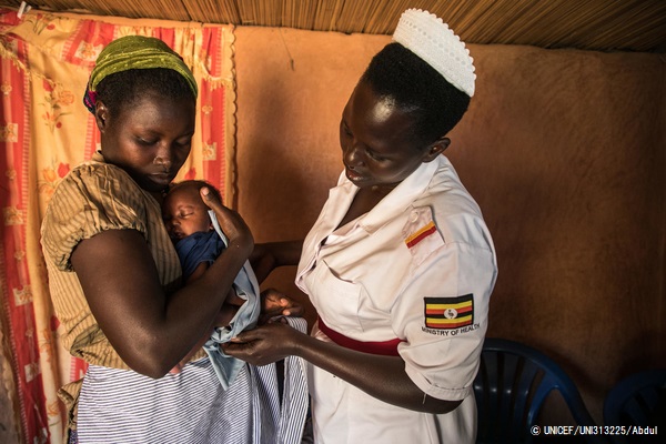 早産で出生体重がわずか1.5kgだったが、ユニセフの支援で訓練を受けた医療従事者のサポートによって生き延びることができた赤ちゃんと母親。(ウガンダ、2019年12月撮影) © UNICEF_UNI313225_Abdul