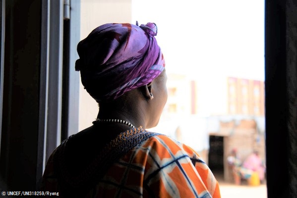 アウェルにある女性に優しいセンターの入り口に立つリディアさん(仮名)。このセンターは収入を得る活動をしたり、女性の権利について情報を得たり話し合ったりする場でもある。(南スーダン、2020年4月撮影) © UNICEF_UNI318259_Ryeng