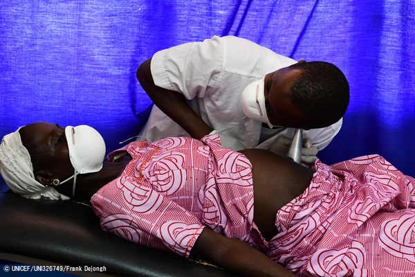 保健センターで医師による妊娠健診を受ける女性。(コートジボワール、2020年4月撮影) © UNICEF_UNI326749_Frank Dejongh