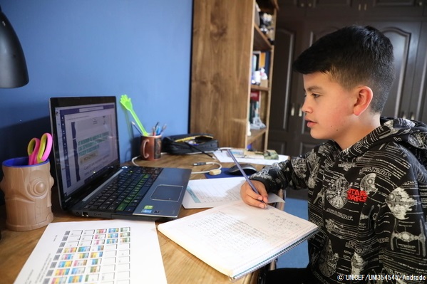 自宅で数学のオンライン授業を受ける12歳のホアキンくん。(ボリビア、2020年7月撮影) © UNICEF_UNI354545_Andrade