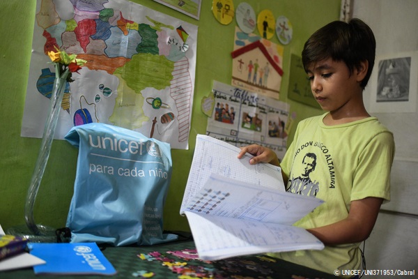 グアティレにある自宅で、宿題のノートを開く9歳のエドゥアルドくん。ユニセフが支援する学校で教育キットと食料キットを受け取った。(ベネズエラ、2020年8月撮影) © UNICEF_UNI371953_Cabral