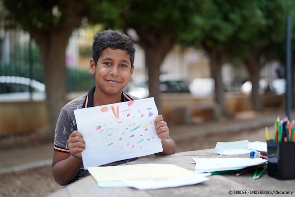 爆発から約3カ月後に行われた子どもの心理社会的支援を目的とした活動で、カラフルな色を使った絵を見せてくれる12歳のフセイン君。(2020年10月28日撮影) © UNICEF_UN0360085_Choufany