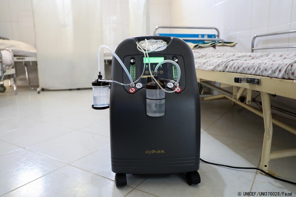 ヘラートの保健所にある酸素濃縮器。チューブやマスクを使い、鼻から酸素を送りこんでいる。(アフガニスタン、2020年9月撮影)© UNICEF_UNI376028_Fazel
