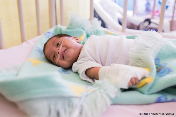 国立病院で肺炎の治療を受ける生後6カ月のランディちゃん。(グアテマラ、2019年10月撮影) © UNICEF_UNI322841_Willocq