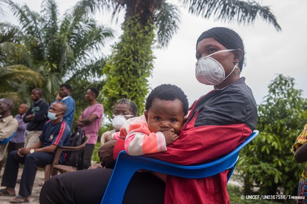 エボラ出血熱の啓発のために開かれた集会に参加する親子。(2020年11月9日撮影) © UNICEF_UN0367556_Tremeau