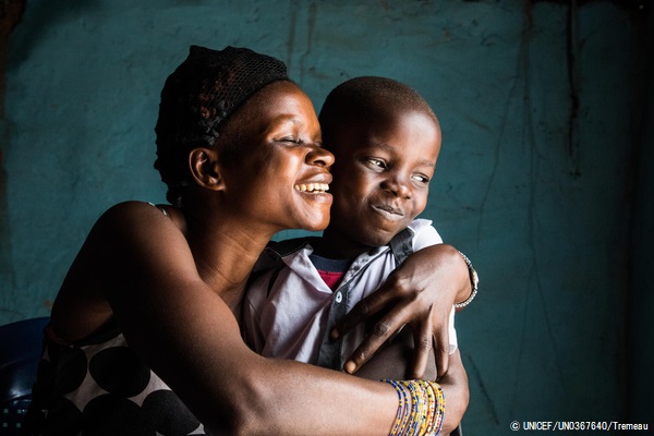 エボラ出血熱の生存者であるデイビットくんと母親。(2020年11月10日撮影) © UNICEF_UN0367640_Tremeau