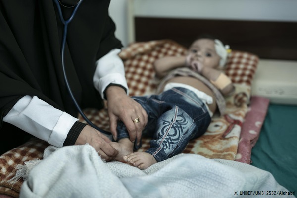サヌアの病院で栄養不良の検査を受ける生後8カ月のアリちゃん。 (2020年2月撮影) © UNICEF_UNI312532_Alghabri
