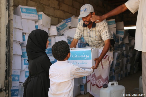 支援物資の保健用品を受け取る9歳のシハムさんと弟。(2020年4月撮影) © UNICEF_UNI343269_