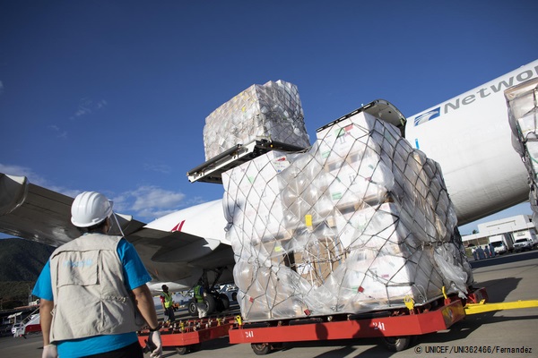 首都カラカスの空港に到着したCOVID-19の支援物資。(ベネズエラ、2020年8月撮影) © UNICEF_UNI362466_Fernandez