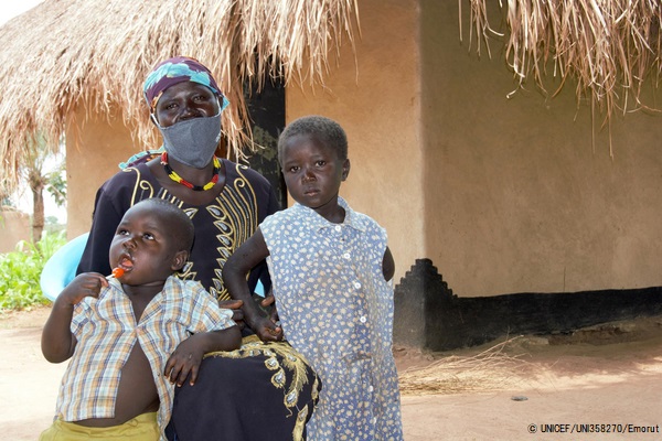 ユンベ県の村でHIVと共に生きる親子。保健師が自宅まで届けてくれる抗レトロウイルス薬(ARV)のおかげで、COVID-19禍でも治療を続けられている。(ウガンダ、2020年8月撮影) © UNICEF_UNI358270_Emorut