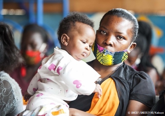 GAVIアライアンスの資金援助で行われる予防接種の順番を待つ親子。 (ウガンダ、2020年10月撮影) © UNICEF_UN0357148_Kabuye