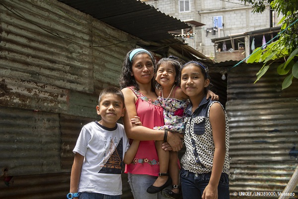 ユニセフと世界銀行の支援でグアテマラ政府が行う現金給付支援を受ける家族。 (グアテマラ、2020年9月撮影) © UNICEF_UNI389000_Mussapp