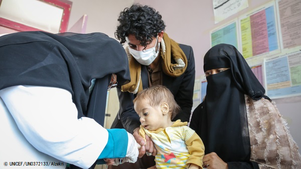 上腕計測メジャーによる栄養不良の検査と血液検査を受ける生後9カ月のマリクちゃん。(2020年6月撮影) © UNICEF_UN0372133_Alzekri