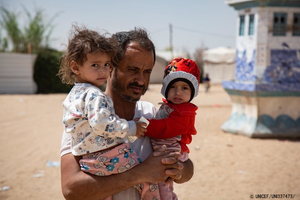 マアリブの国内避難民キャンプで、栄養不良に苦しむ2人の娘のための微量栄養素サプリメントを受け取った父親。 (2020年3月撮影) © UNICEF_UNI337473_