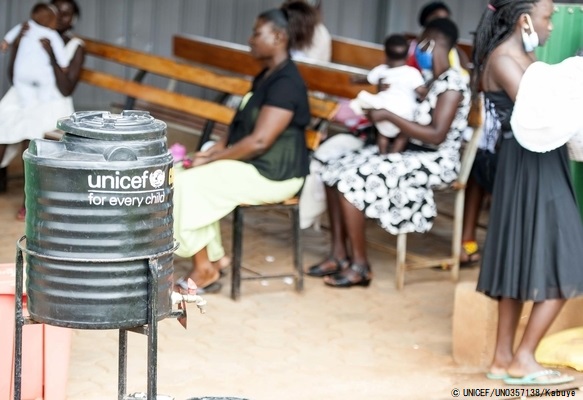 予防接種を受けにきた子どもたちのために、保健センターに設置された手洗い設備。(ウガンダ、2020年10月撮影) © UNICEF_UN0357138_Kabuye