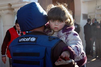 「この女の子が迷子になっていたんです。彼女の家族を見つけるために抱き上げたのですが、彼女の母親は、避難する前の攻撃で命を落としていました」(シリア・ホムスの旧市街で人道支援にあたるタレク・ヘフナウィ)©courtesy of epa european pressphoto agency