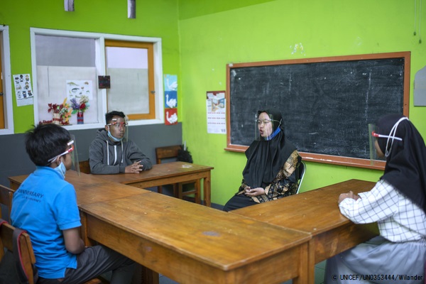 西ジャワ州・バンドンの特別支援学校で、フェイスシールドを着用して授業をする教師(中央)。(インドネシア、2020年10月撮影) © UNICEF_UN0353444_Wilander