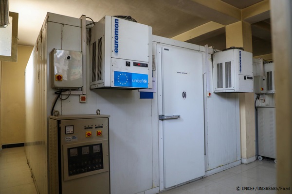 国立コールドチェーン・センターにある、ワクチンを適切な温度で保管するためのコールドチェーン用冷蔵庫。(アフガニスタン、2020年9月撮影) © UNICEF_UNI368585_Fazel