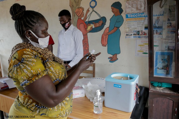 ユニセフが支援するジュバのプライマリ・ヘルスケア・センターで、予防接種に使用するワクチンを保冷箱から取り出す看護師。(南スーダン、2020年10月撮影) © UNICEF_UN0349004_Obel