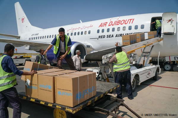 アデン空港に到着した医療物資と個人用防護具(PPE)の支援物資。(イエメン、2020年11月11日撮影) © UNICEF_UN0372169_Alzekri