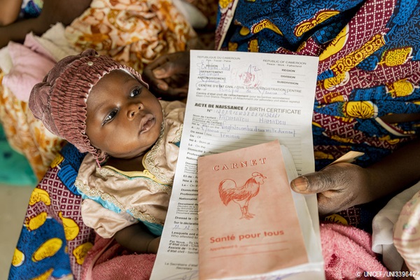 病院で出生証明書を受け取った母親と生まれたばかりの赤ちゃん。(カメルーン、2020年3月) © UNICEF_UNI339642_