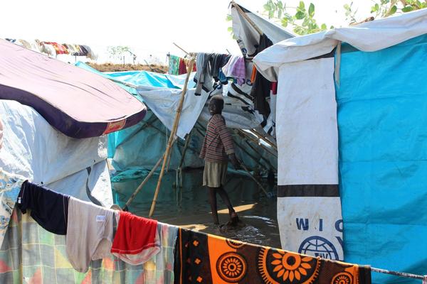 濡れてしまったマットレスや衣類を乾かす避難民の人々。© UNICEF/NYHQ2014-0279/Tidey
