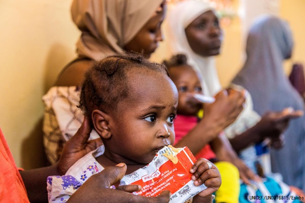 バウチ州にあるEU・ユニセフが支援する保健センターですぐに食べられる栄養治療食(RUTF)を口にする子ども。(ナイジェリア、2020年10月撮影) © UNICEF_UN0376815_Esiebo