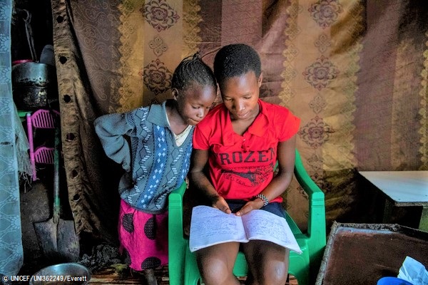 妹に勉強を教える15歳のサラさん。母親が職探しの間、家事や6人の弟と妹のお世話をしている。(ケニア、2020年7月撮影) © UNICEF_UNI362249_Everett