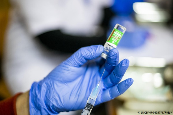 ニューデリーで新型コロナウイルス感染症(COVID-19)の予防接種の準備をする看護師。(インド、2021年1月16日撮影) © UNICEF_UN0402771_Reddy