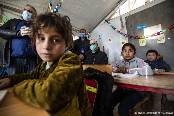 北東部アルホル難民キャンプにあるユニセフが支援する学習センターで、授業を受ける子どもたち。(2020年12月撮影) © UNICEF_UN0384474_Souleiman
