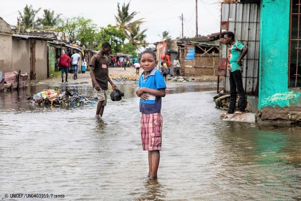 豪雨により水かさが増した村の中に立つ子ども。(2021年1月22日撮影) © UNICEF_UN0403959_Franco