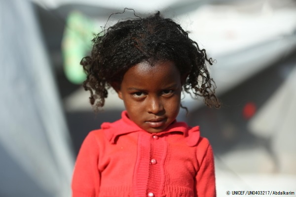 暴力から逃れ、スーダンの難民キャンプにたどり着いた女の子。(2020年11月撮影) © UNICEF_UN0403217_Abdalkarim