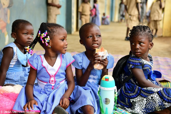 南部のアビジャン郊外の学校のグラウンドで、お昼ご飯を食べる子どもたち。(コートジボワール、2020年9月撮影) © UNICEF_UNI372430_Dejongh