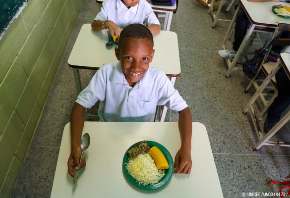 ミランダ州の学校で給食を食べる男の子。(ベネズエラ、2019年9月撮影) © UNICEF_UN0344472_