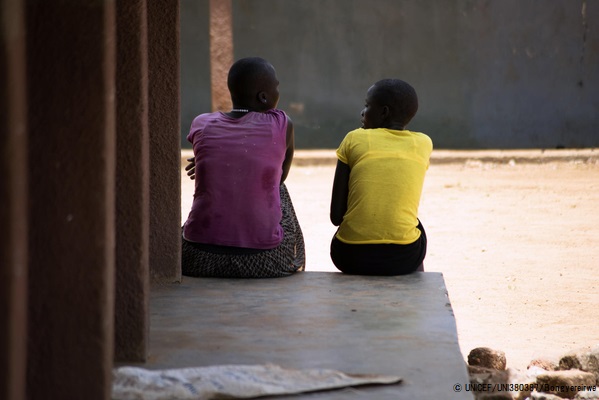 FGMと児童婚から救出された10代の女の子たち。北東部の学校「Kalas Girls Primary School」でユニセフが支援するカウンセリングや、心理社会的サポートを受けている。(ウガンダ、2020年9月撮影) © UNICEF_UNI380387