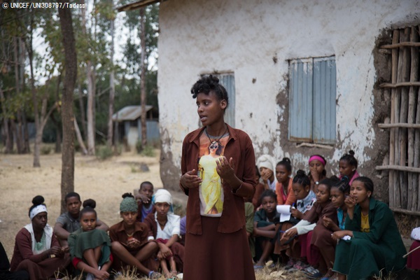 小学校でクラスメイトに、FGM根絶のための啓発活動をする16歳のメスケレムさん。(エチオピア、2020年1月撮影) © UNICEF_UNI308797_Tadesse