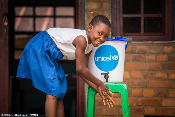 ムバンダカの小学校で、授業の前にユニセフが設置した手洗い場で手を洗う女の子。ユニセフはエボラ出血熱蔓延を防ぐため、学校に衛生キットを配布した。(2020年11月撮影) © UNICEF_UN0367574_Tremeau