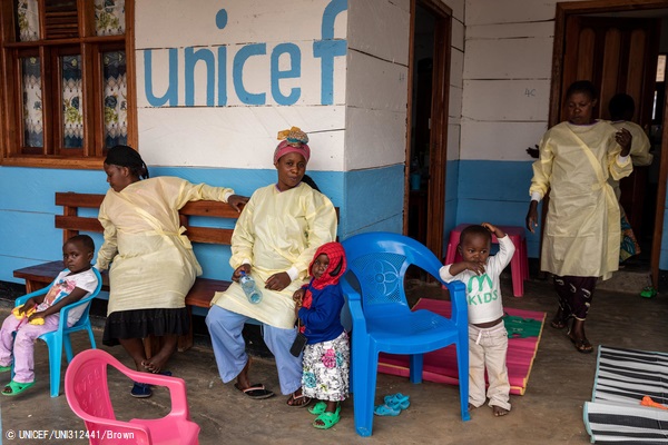 母親がエボラ出血熱の治療を受けている間、ユニセフが支援する北キブ州のマンジナ(Mangina)にある保育所で、スタッフに世話してもらう子どもたち。(2020年1月撮影) © UNICEF_UNI312441_Brown