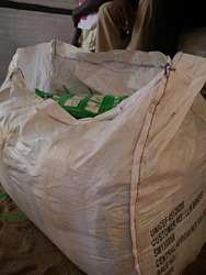避難所でユニセフが配布をしている、殺虫処理がされた蚊帳。© UNICEF/PFPG2014P-0184/Helen Sandbu Ryeng 