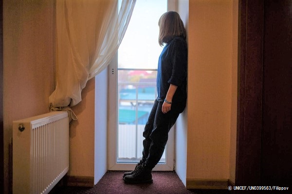 母親が仕事を失った後、義父からの嫌がらせを受け家庭環境が悪くなったため、家出をした15歳のバリアさん。ユニセフがサポートするヘルプラインに電話をし、助けを求めた。(ウクライナ、2020年11月撮影) © UNICEF_UN0399563_Filippov