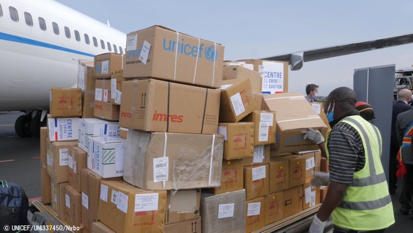 ゴマの空港に届いた、エボラ出血熱とCOVID-19に対応するための支援物資。(コンゴ民主共和国、2020年6月撮影) © UNICEF_UNI337450_Nybo