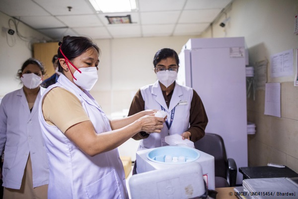 ニューデリーの病院でワクチン用保冷箱を確認する看護師。(インド、2021年2月15日撮影) © UNICEF_UN0415454_Bhardwaj