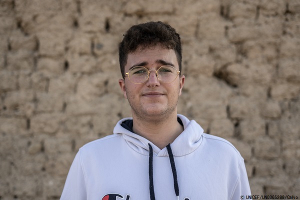 アルメリア県の高校に通う、17歳の気候活動家のフアンさん。自分の住む町のゴミ拾いをするボランティア団体を立ち上げようとしていたが、COVID-19の影響で実行できないでいる。(スペイン、2020年11月撮影) (C) UNICEF_UN0365288_Calv